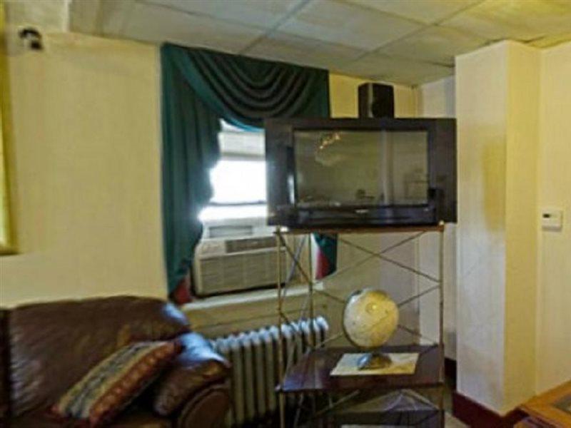 Americas Best Value Inn Dearborn Bagian luar foto
