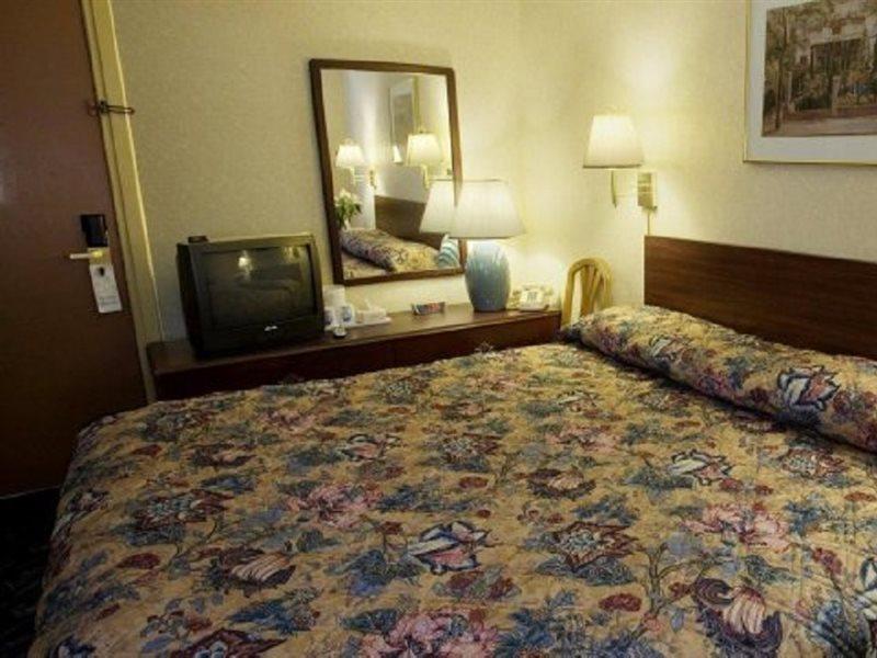 Americas Best Value Inn Dearborn Bagian luar foto