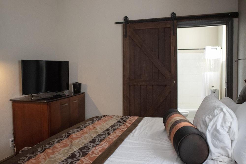 Americas Best Value Inn Dearborn Bagian luar foto