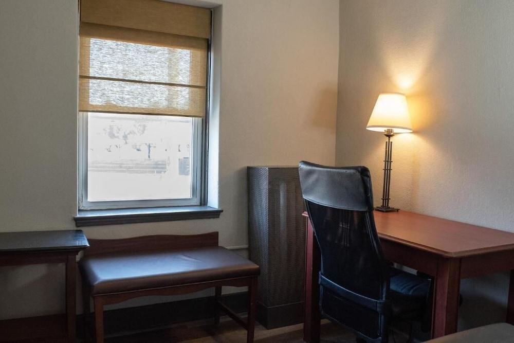 Americas Best Value Inn Dearborn Bagian luar foto