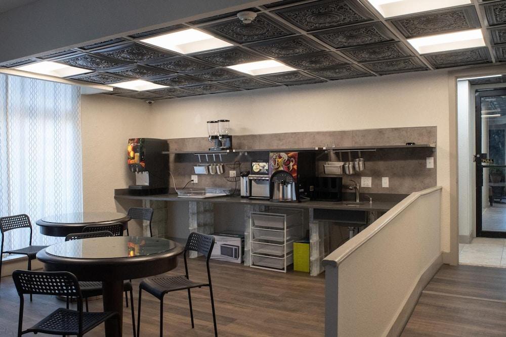 Americas Best Value Inn Dearborn Bagian luar foto